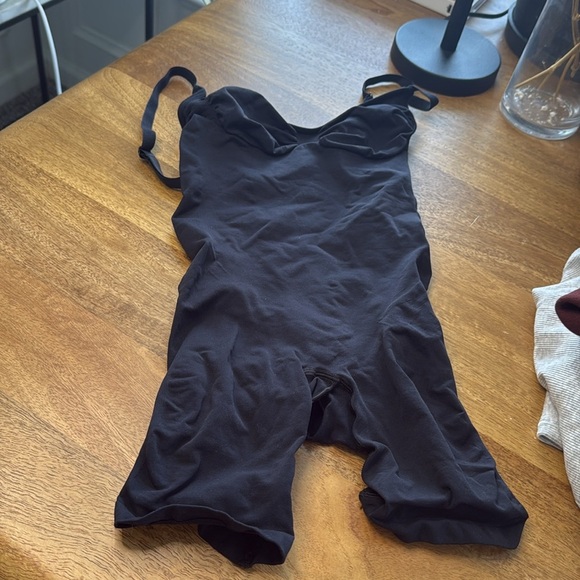 SKIMS seamless sculpt bodysuit - Picture 3 of 3